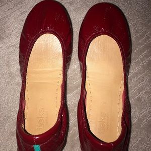 VGUC Size 9 Ruby Red Patent Tieks